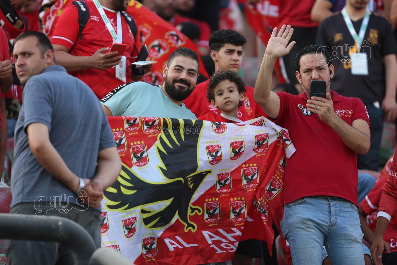 توافد جماهير الأهلي والزمالك على ملعب السلام (3)