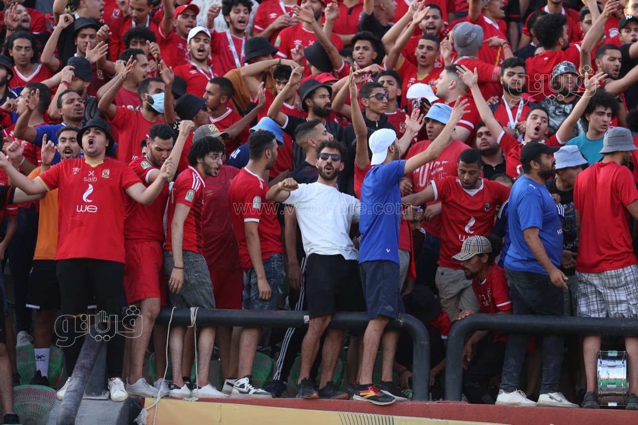 توافد جماهير الأهلي والزمالك على ملعب السلام (5)