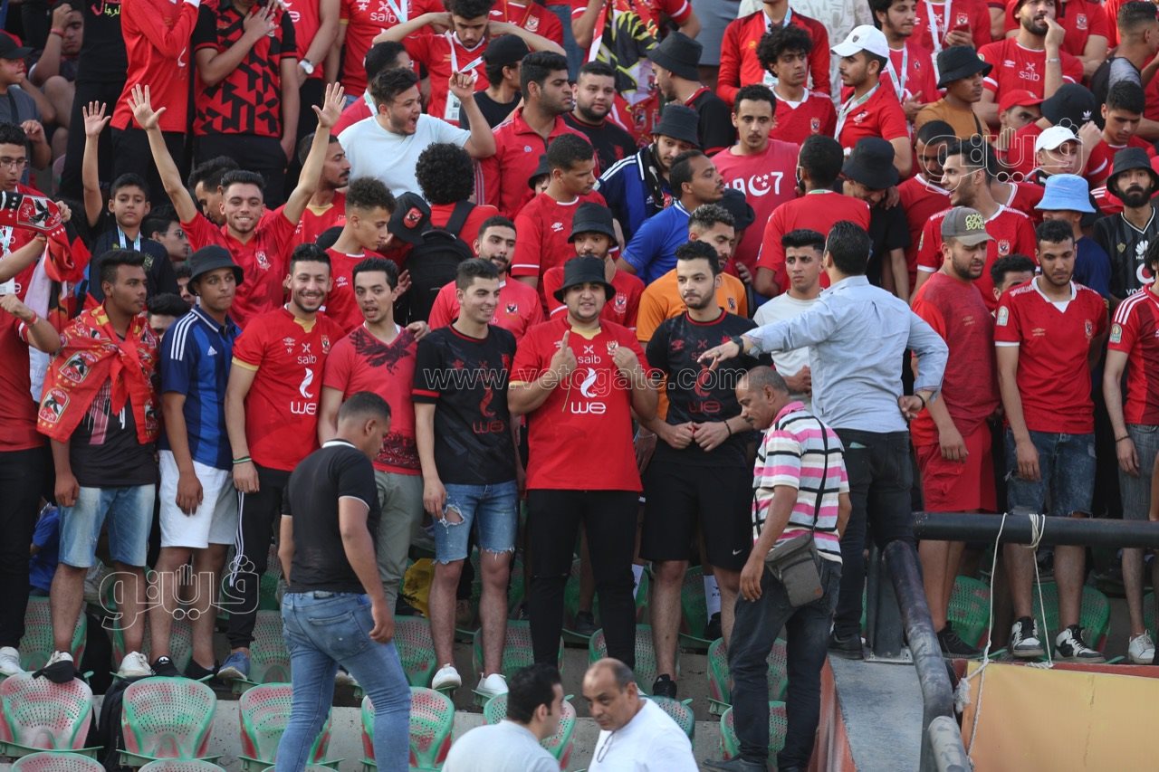 توافد جماهير الأهلي والزمالك على ملعب السلام (11)