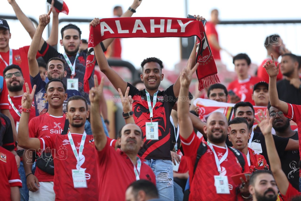 توافد جماهير الأهلي والزمالك على ملعب السلام (2)