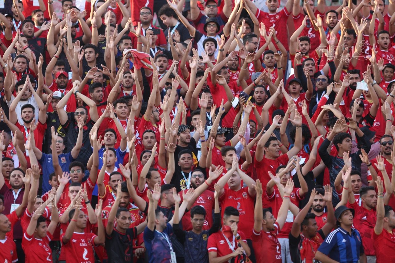 توافد جماهير الأهلي والزمالك على ملعب السلام (6)