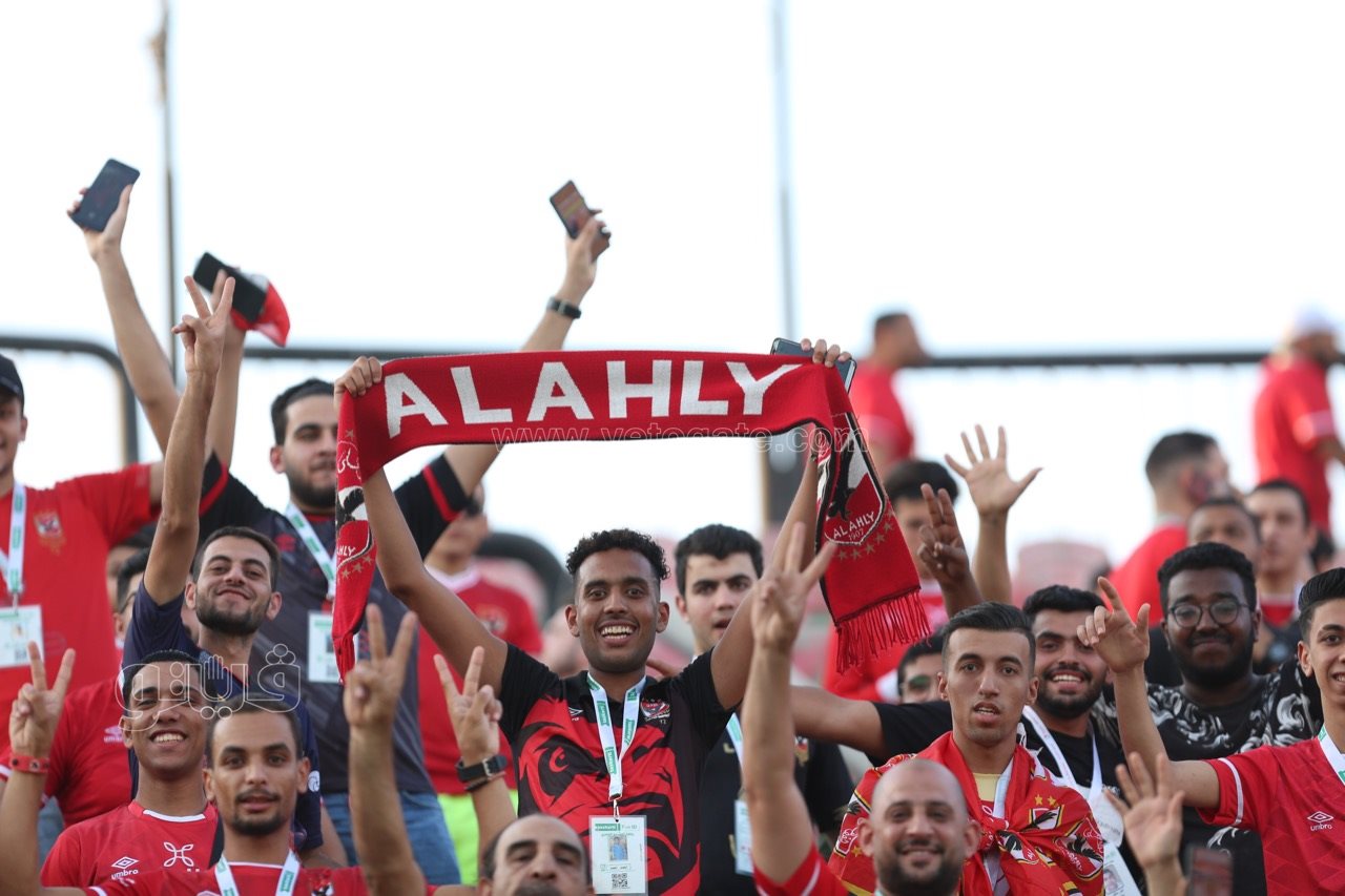 توافد جماهير الأهلي والزمالك على ملعب السلام (7)