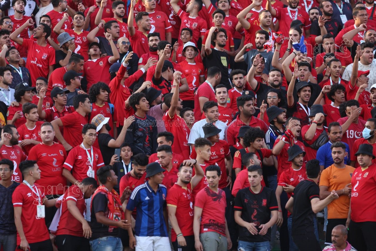 توافد جماهير الأهلي والزمالك على ملعب السلام (14)