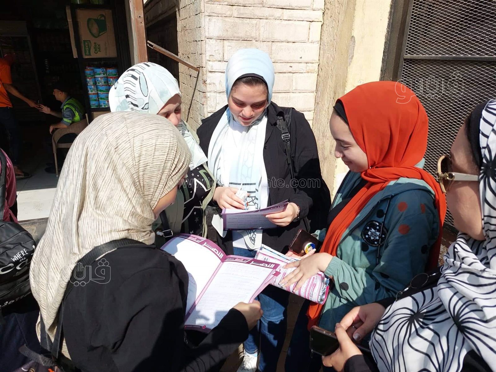 توافد طالبات الثانوية العامة مع ذويهم على لجان امتحان الاقتصاد (1)