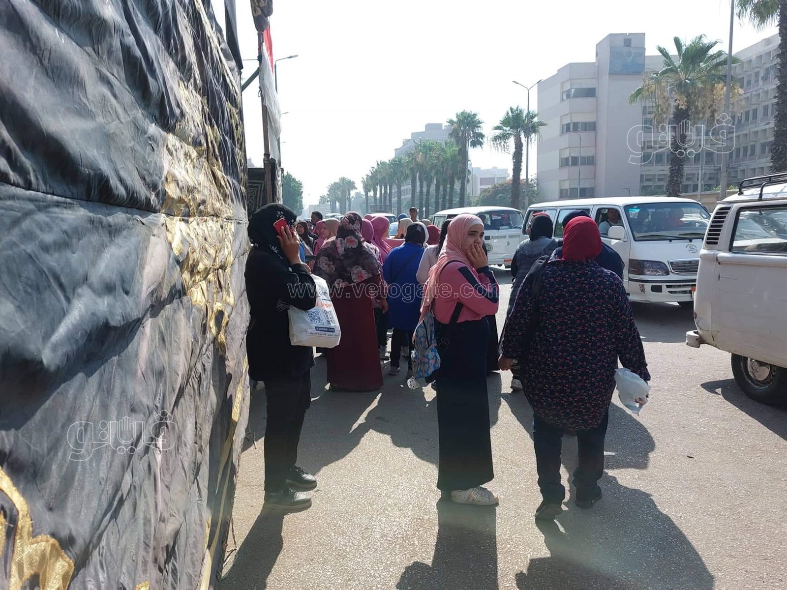 توافد طالبات الثانوية العامة مع ذويهم على لجان امتحان الاقتصاد (2)