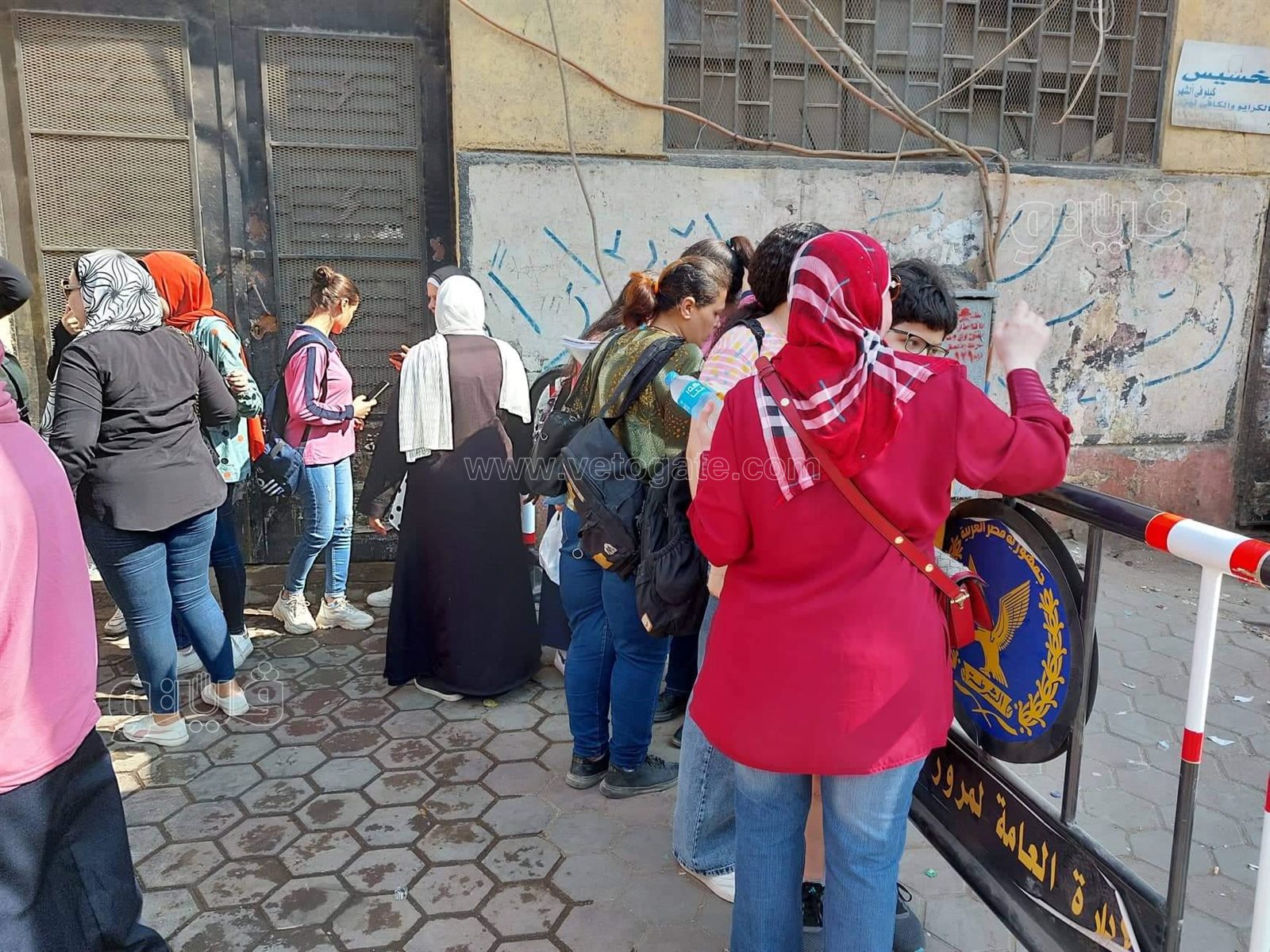 توافد طالبات الثانوية العامة مع ذويهم على لجان امتحان الاقتصاد (3)