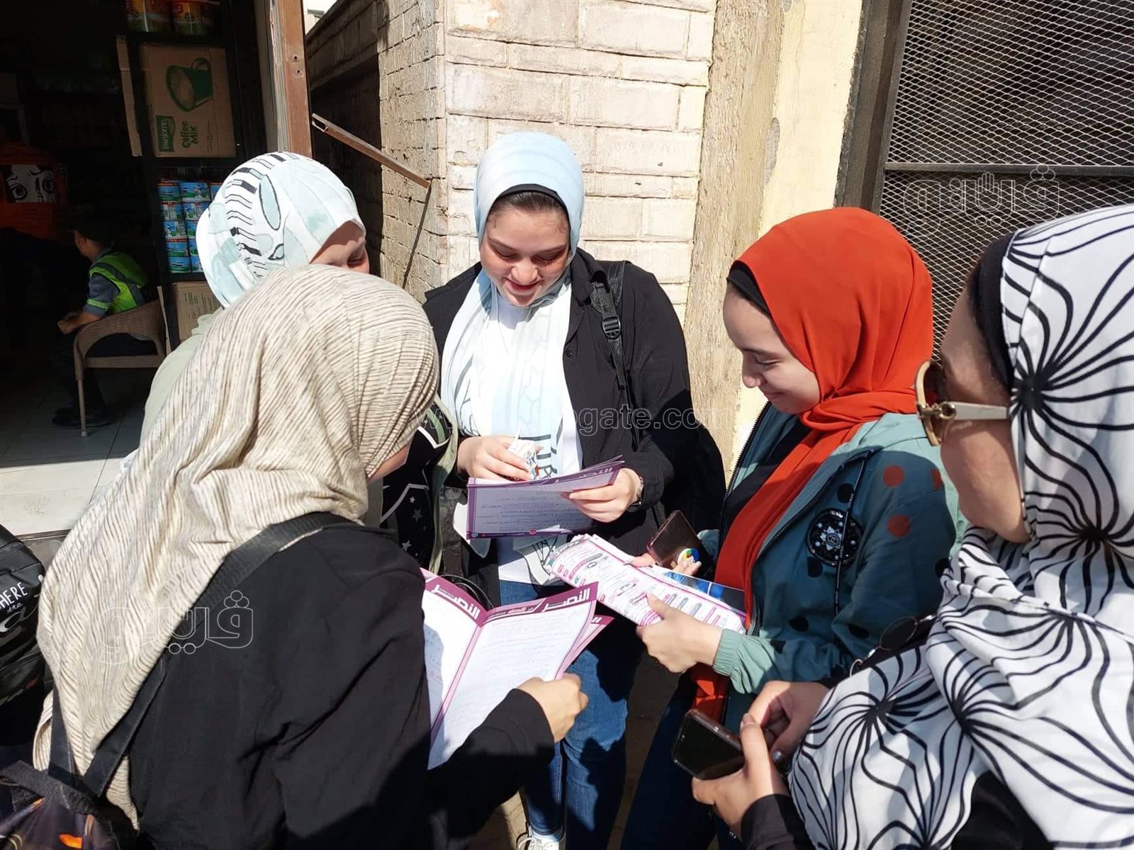 توافد طالبات الثانوية العامة مع ذويهم على لجان امتحان الاقتصاد (5)