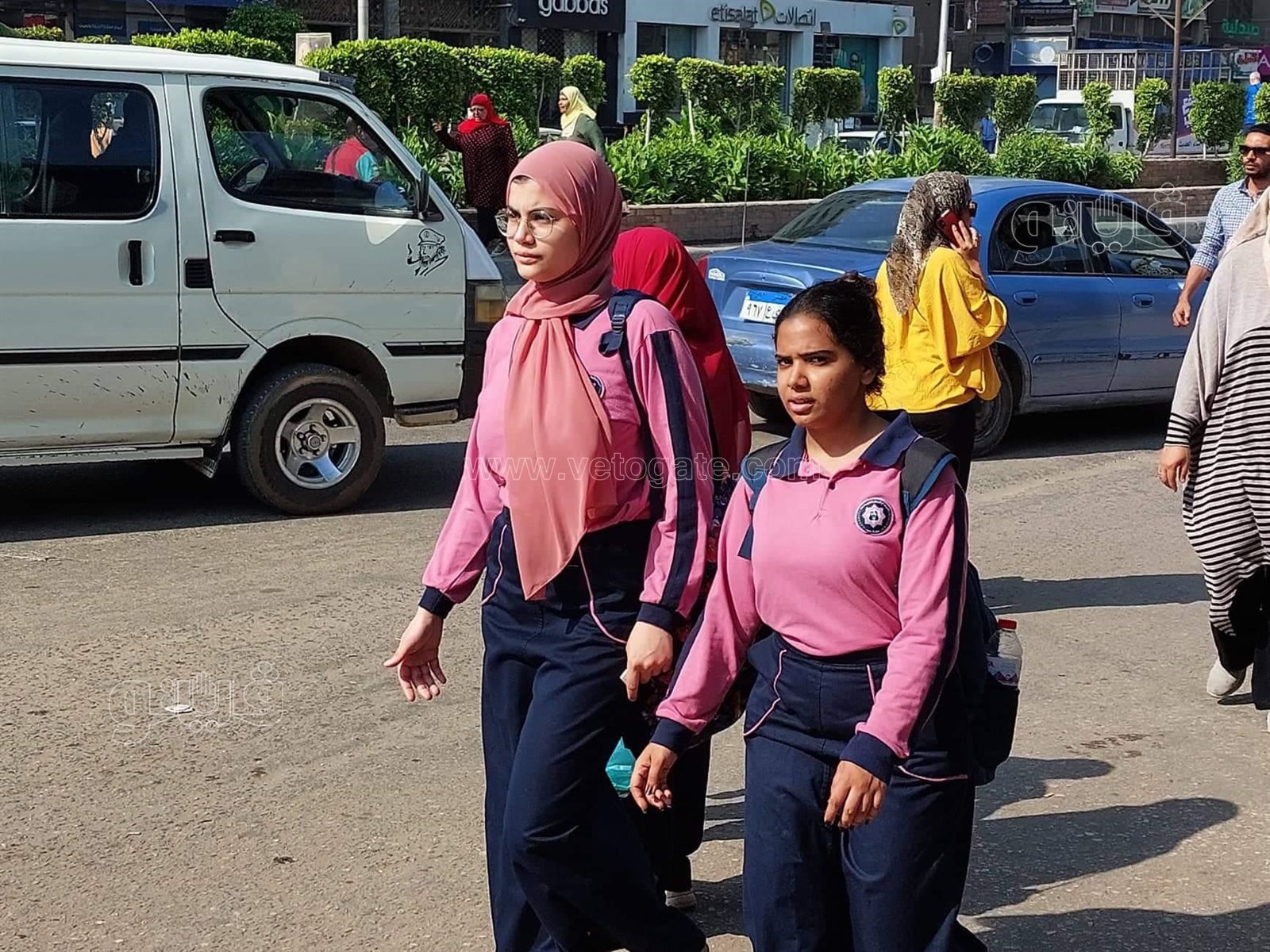 توافد طالبات الثانوية العامة مع ذويهم على لجان امتحان الاقتصاد (7)