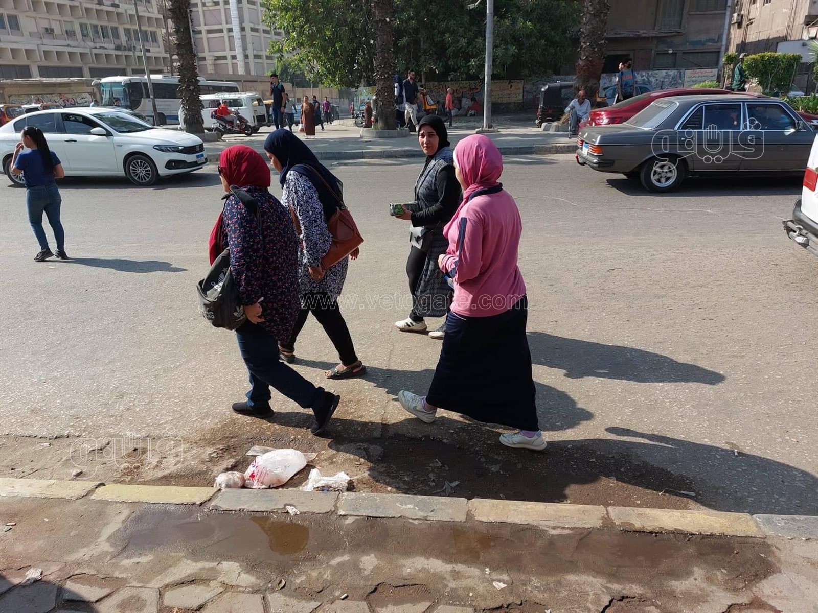 توافد طالبات الثانوية العامة مع ذويهم على لجان امتحان الاقتصاد (8)