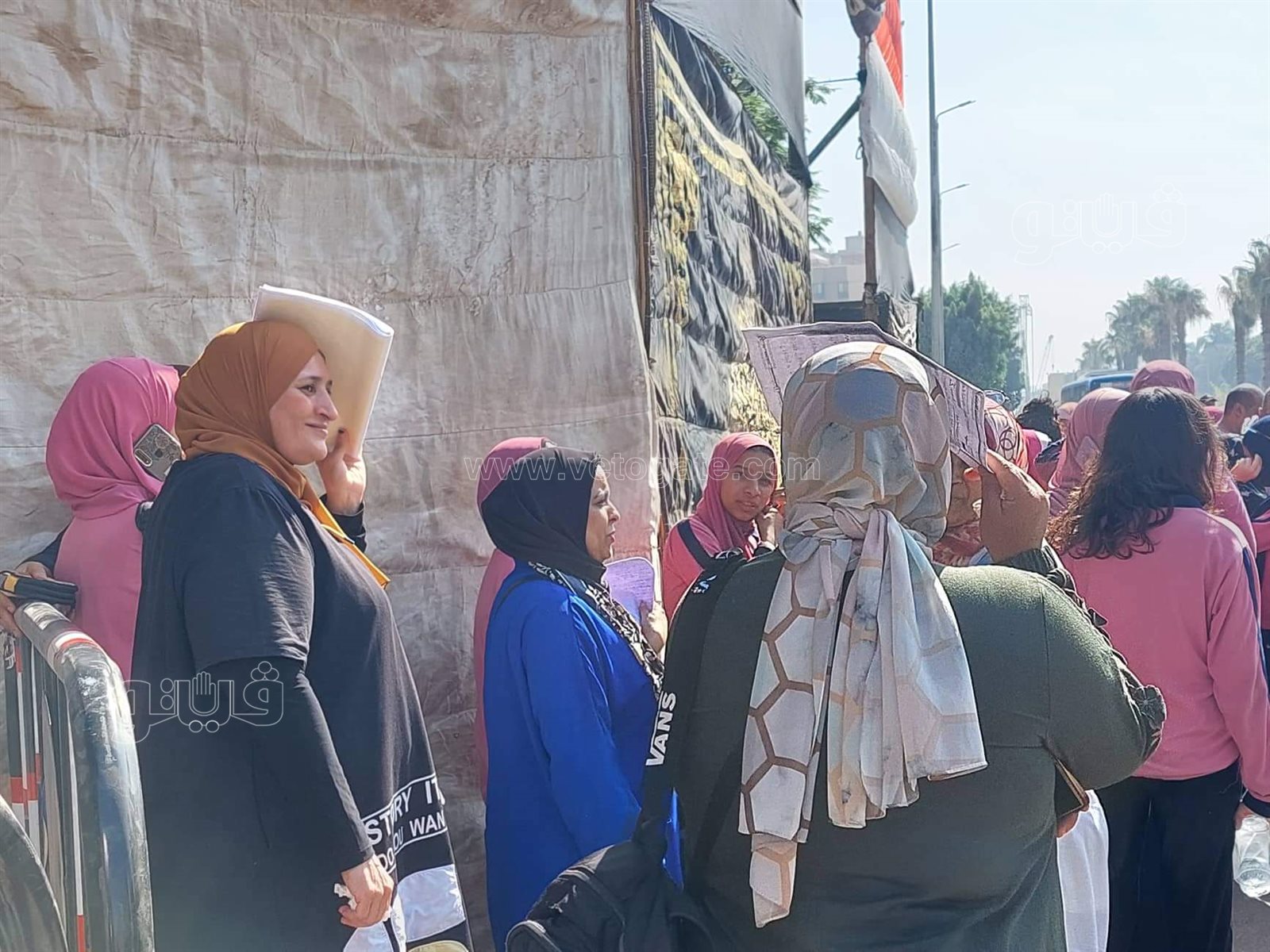 تحت آشعة الشمس.. أمهات طلاب الثانوية العامة تنتظرن ابنائهن أمام اللجان (1)