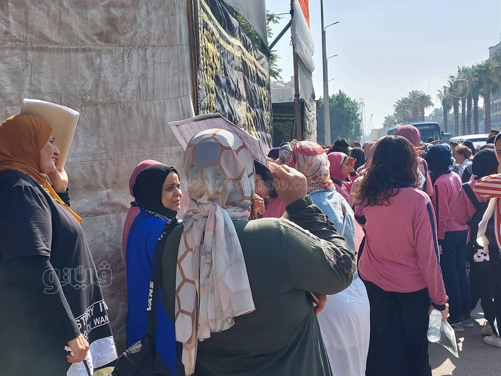 تحت آشعة الشمس.. أمهات طلاب الثانوية العامة تنتظرن ابنائهن أمام اللجان (2)