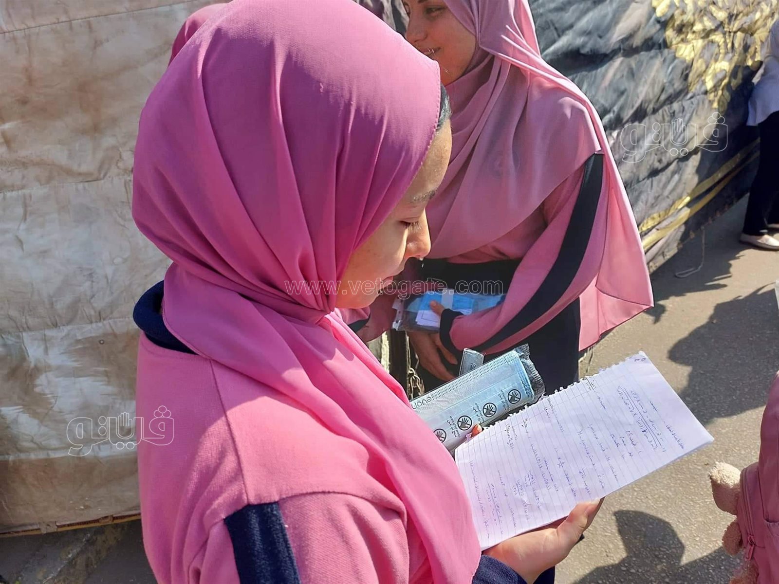 تحت آشعة الشمس.. أمهات طلاب الثانوية العامة تنتظرن ابنائهن أمام اللجان (3)