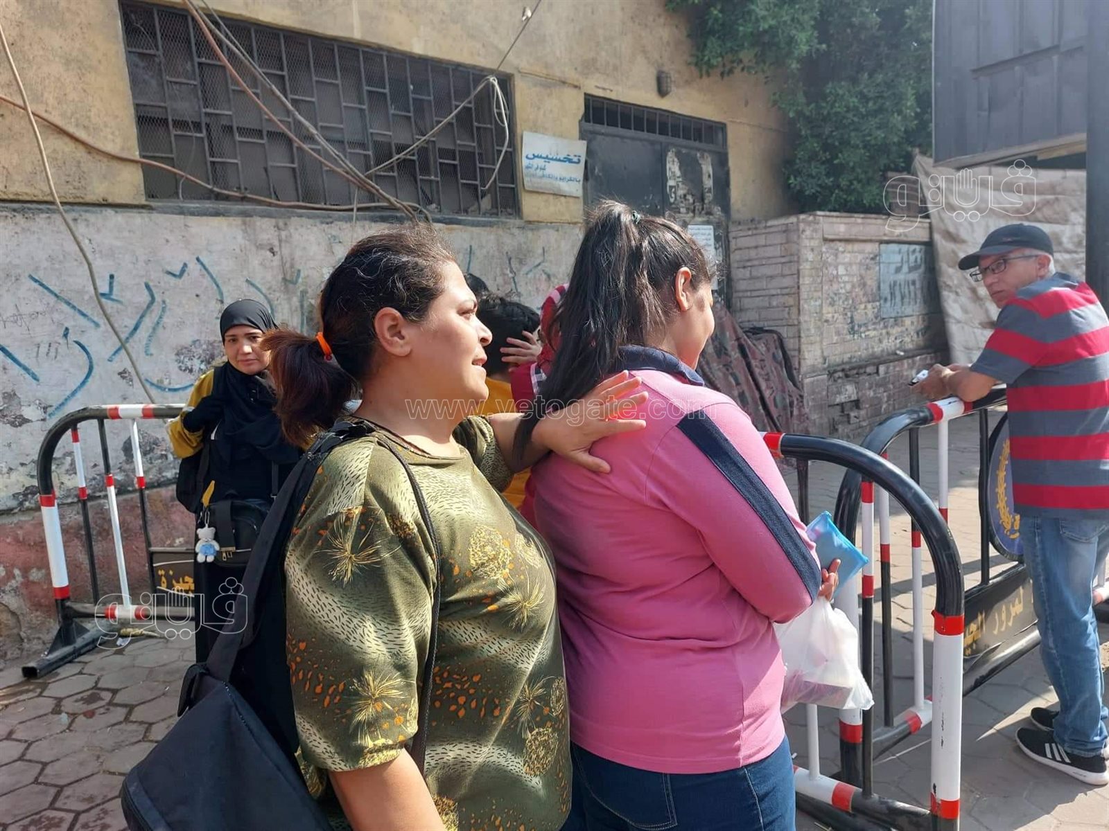 تحت آشعة الشمس.. أمهات طلاب الثانوية العامة تنتظرن ابنائهن أمام اللجان (6)
