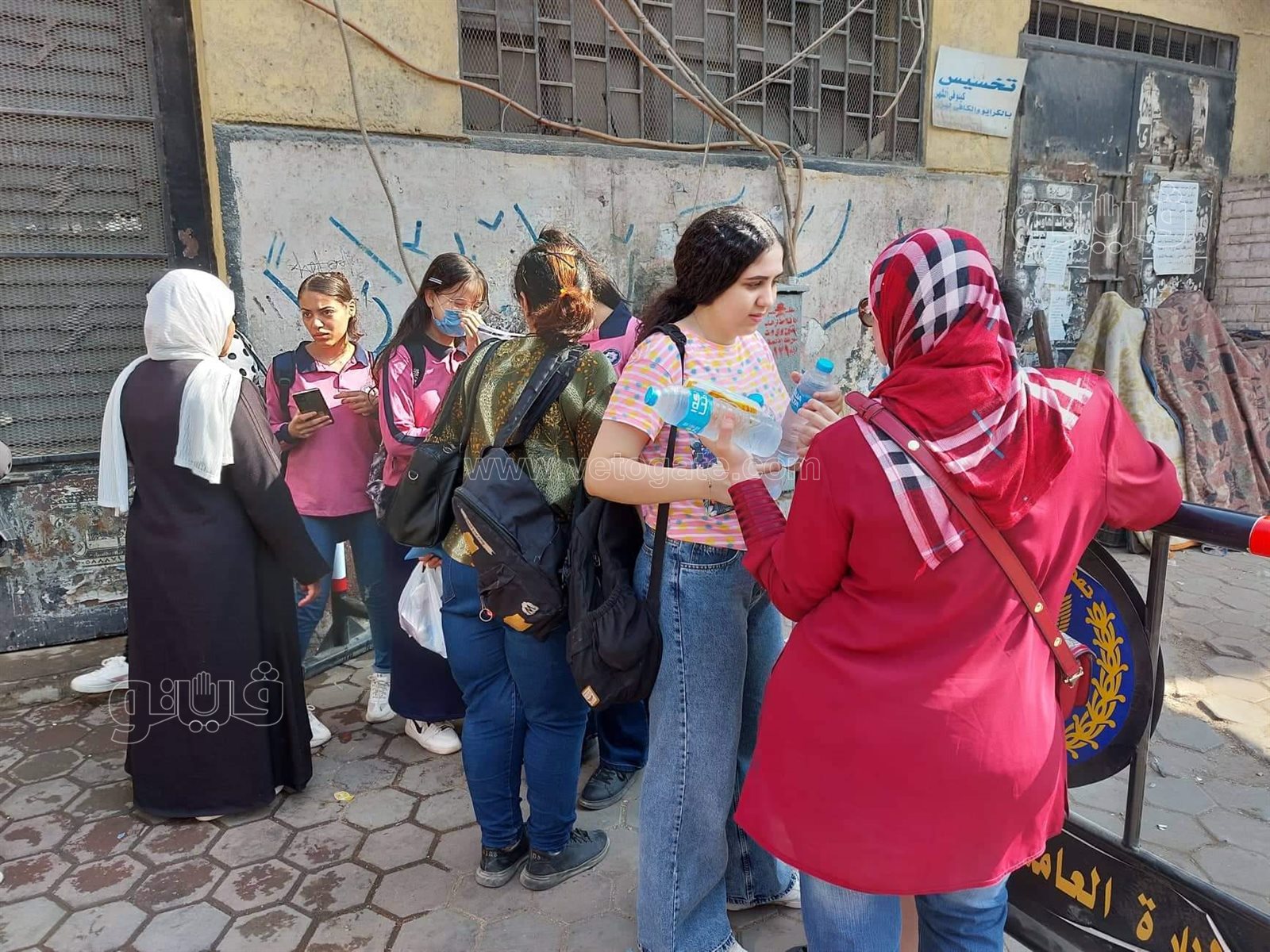 تحت آشعة الشمس.. أمهات طلاب الثانوية العامة تنتظرن ابنائهن أمام اللجان (7)