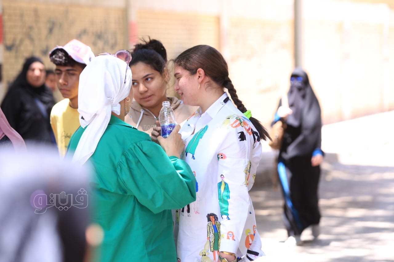 بكاء طالبات الثانوية بالجيزة والقاهرة بسبب صعوبة الاقتصاد والإحصاء (1)