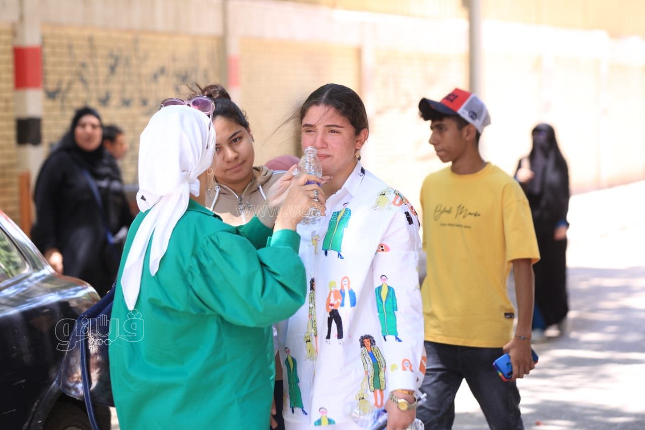 بكاء طالبات الثانوية بالجيزة والقاهرة بسبب صعوبة الاقتصاد والإحصاء (2)