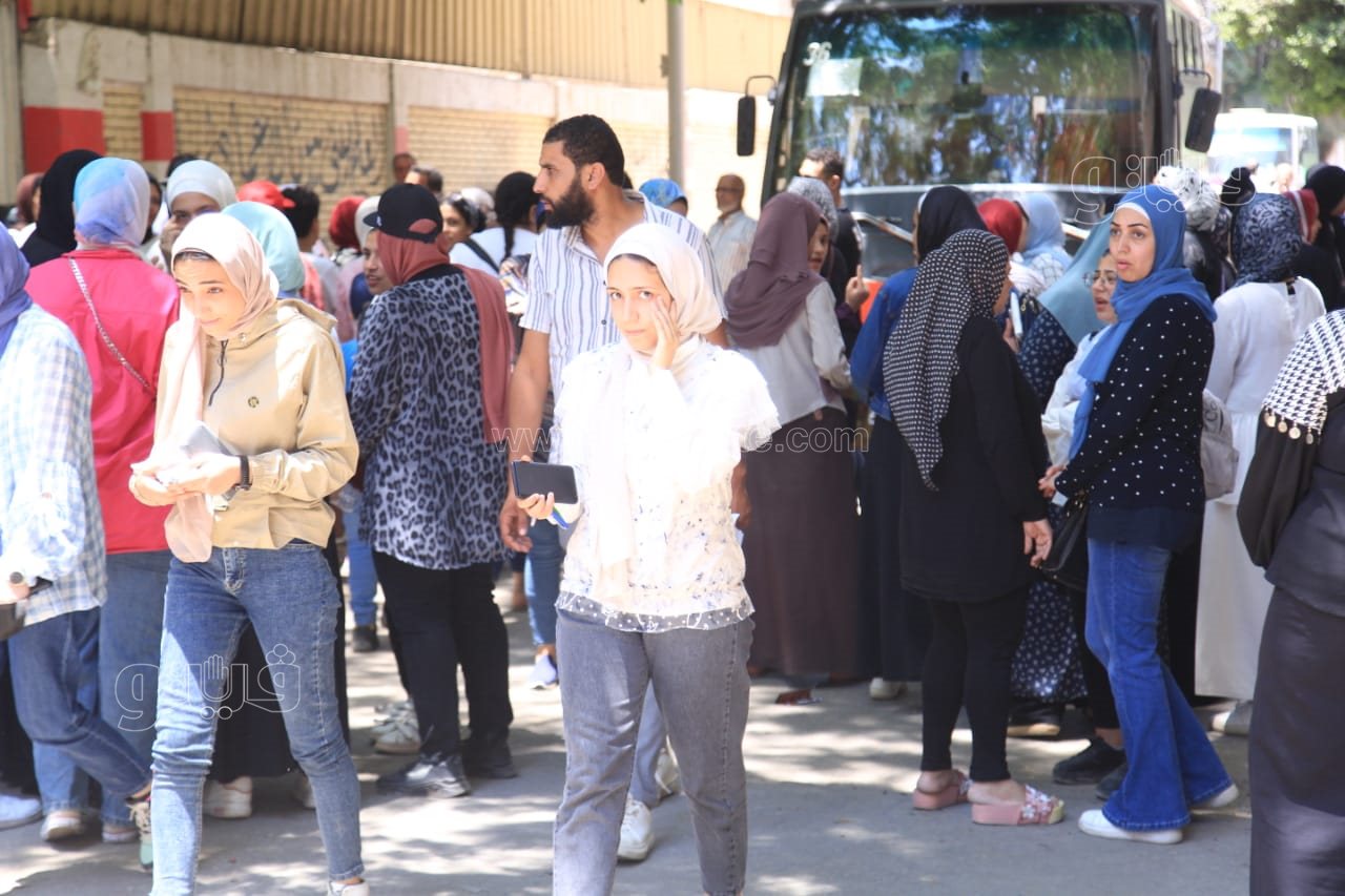 معرفناش نحل.. انهيار طالبات الثانوية العامة بسبب صعوبة الاقتصاد والإحصاء (1)
