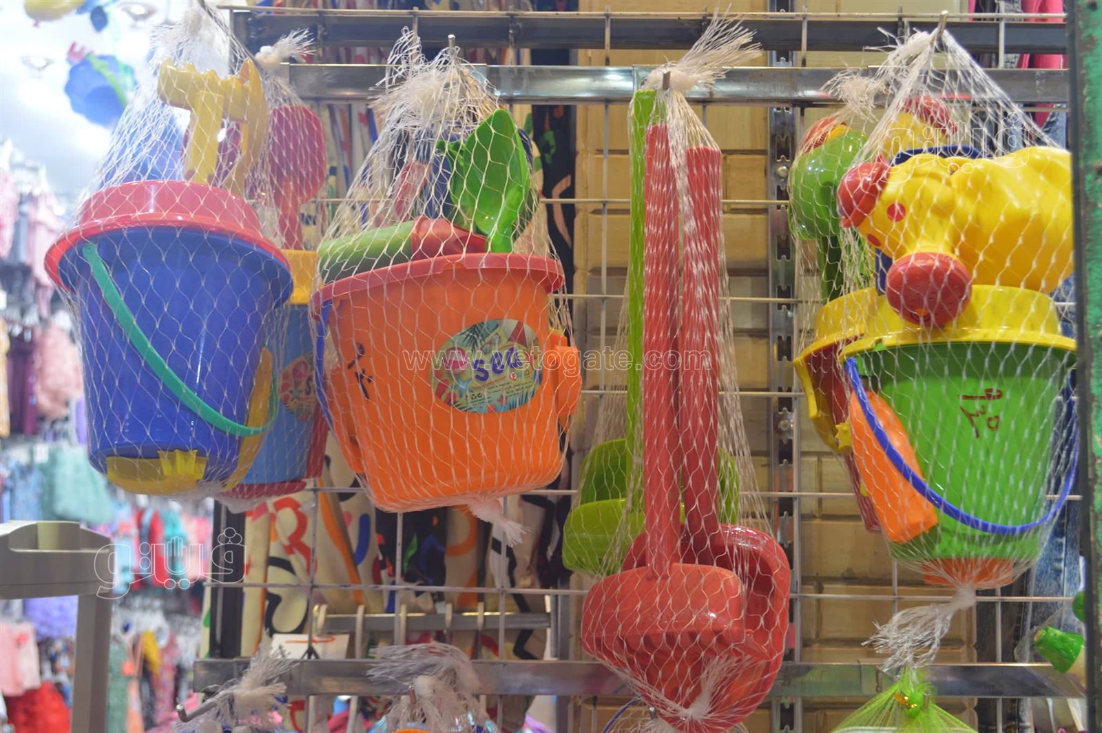 أسعار المايوهات وألعاب المصيف في العتبة (1)