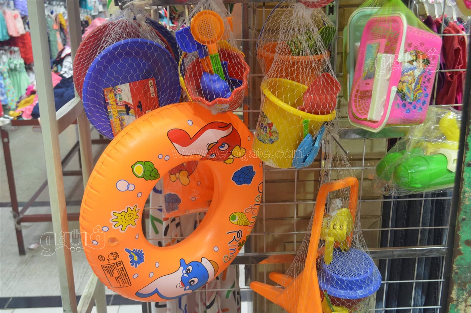 أسعار المايوهات وألعاب المصيف في العتبة (2)