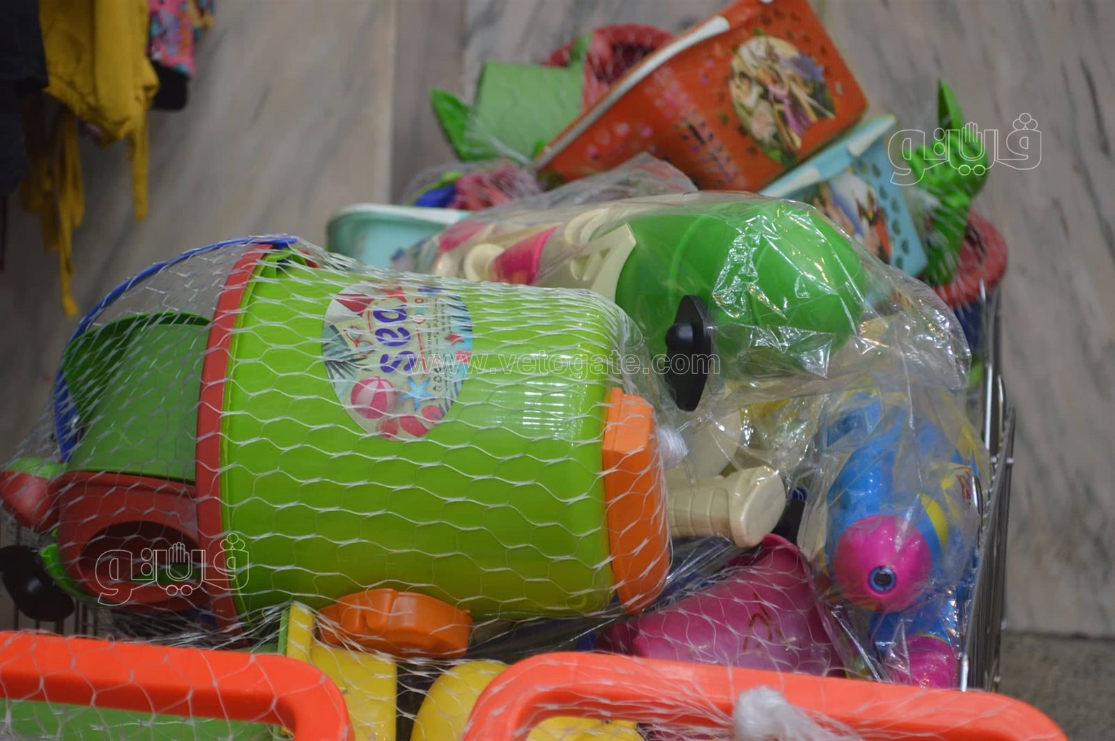 أسعار المايوهات وألعاب المصيف في العتبة (4)