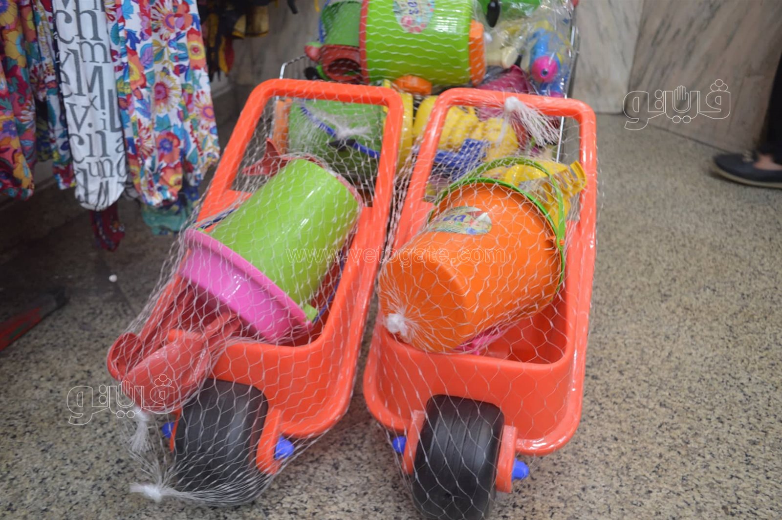 أسعار المايوهات وألعاب المصيف في العتبة (8)