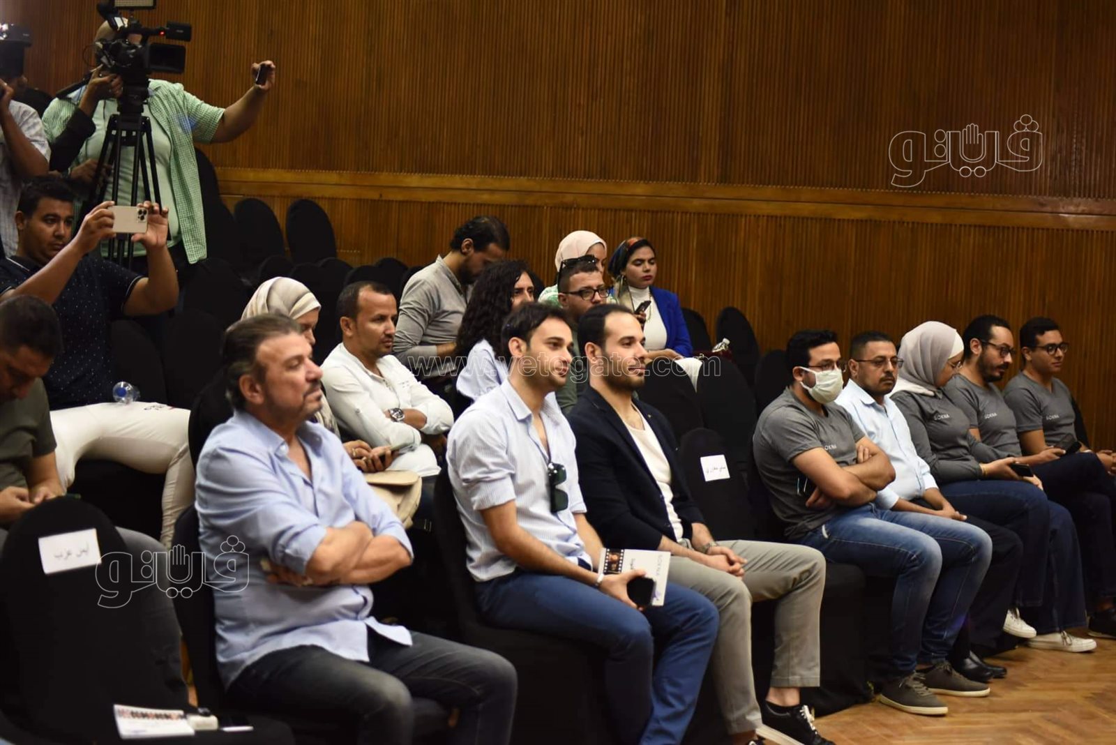 أشرف زكي الفنانين والصحفيين عانوا من المندسين في الجنازات ممن ينتهكون حرمة الموت (11)