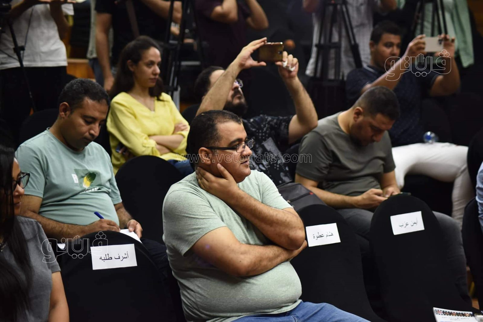 أشرف زكي الفنانين والصحفيين عانوا من المندسين في الجنازات ممن ينتهكون حرمة الموت (25)