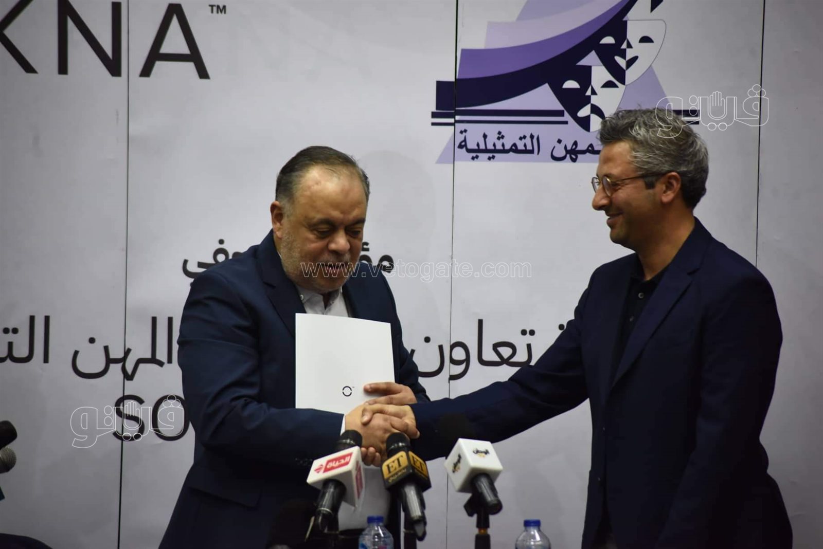 أشرف زكي الفنانين والصحفيين عانوا من المندسين في الجنازات ممن ينتهكون حرمة الموت (32)