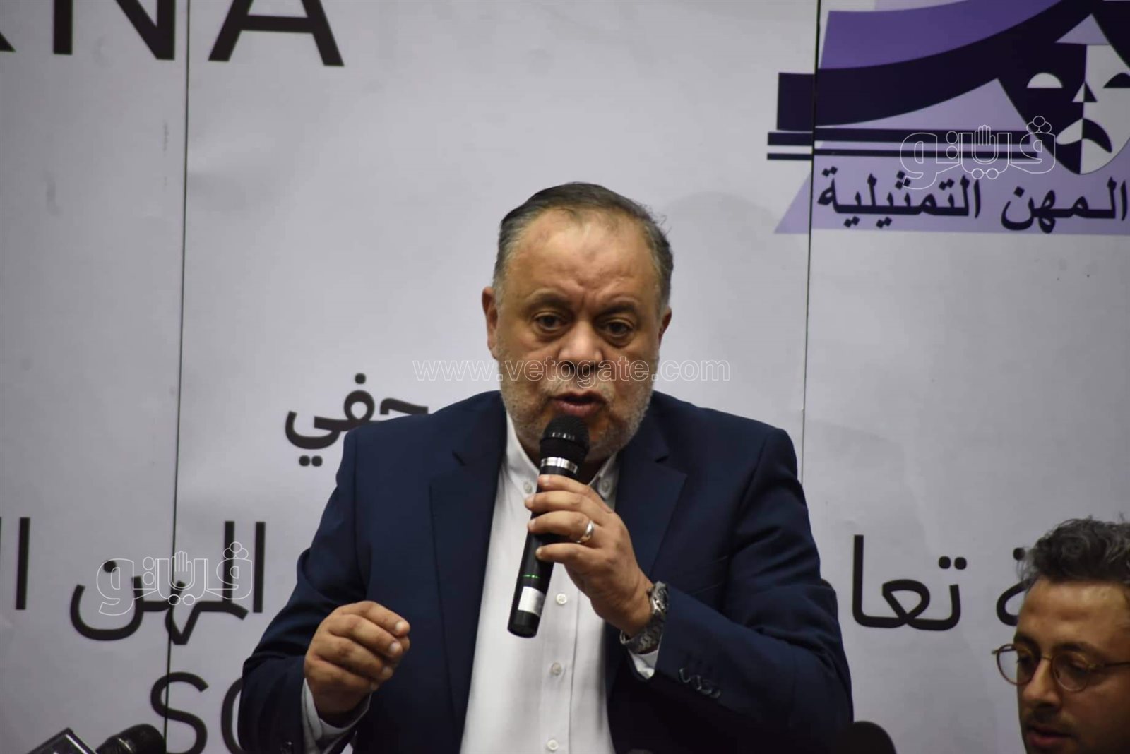 أشرف زكي الفنانين والصحفيين عانوا من المندسين في الجنازات ممن ينتهكون حرمة الموت (41)