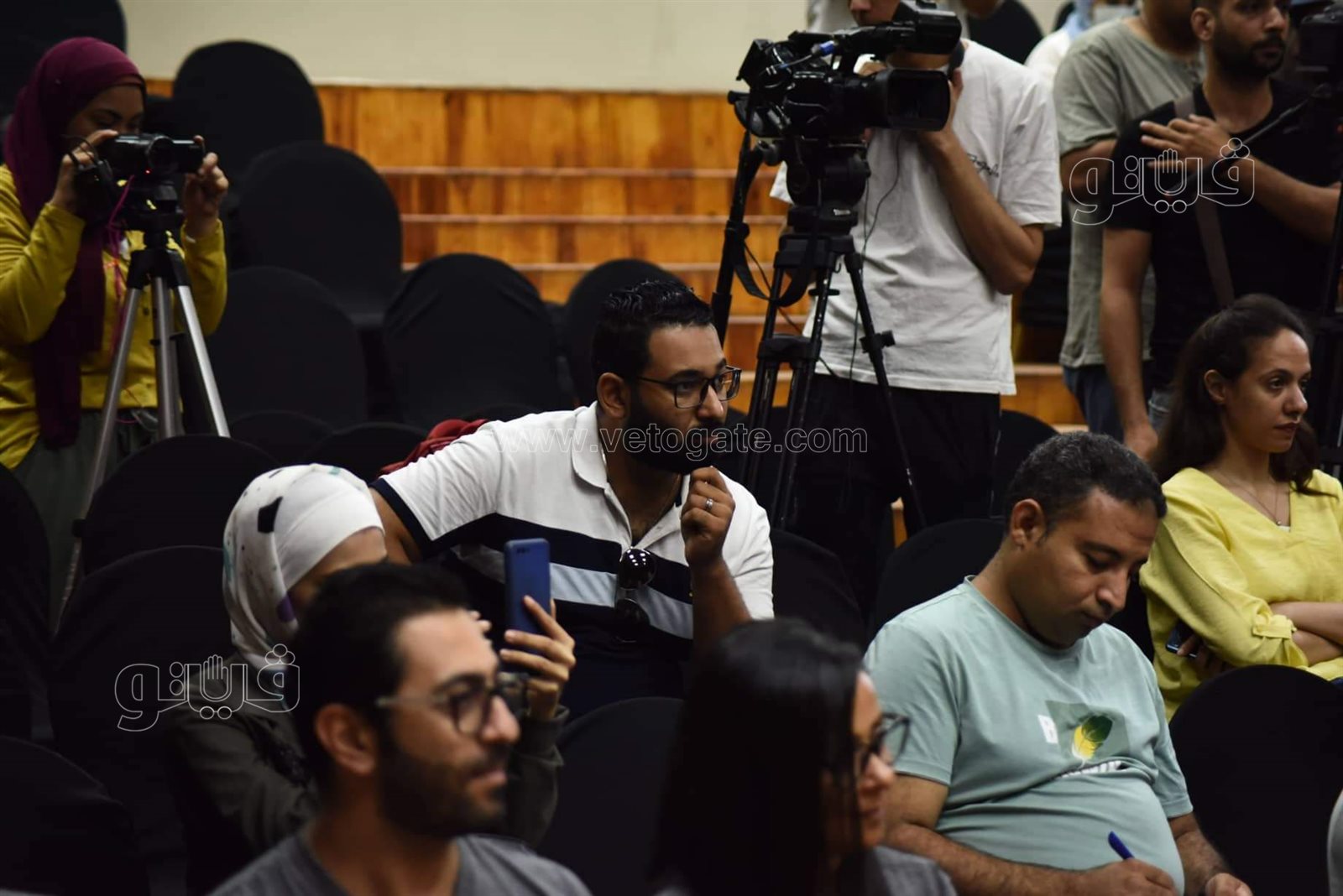 أشرف زكي الفنانين والصحفيين عانوا من المندسين في الجنازات ممن ينتهكون حرمة الموت (43)