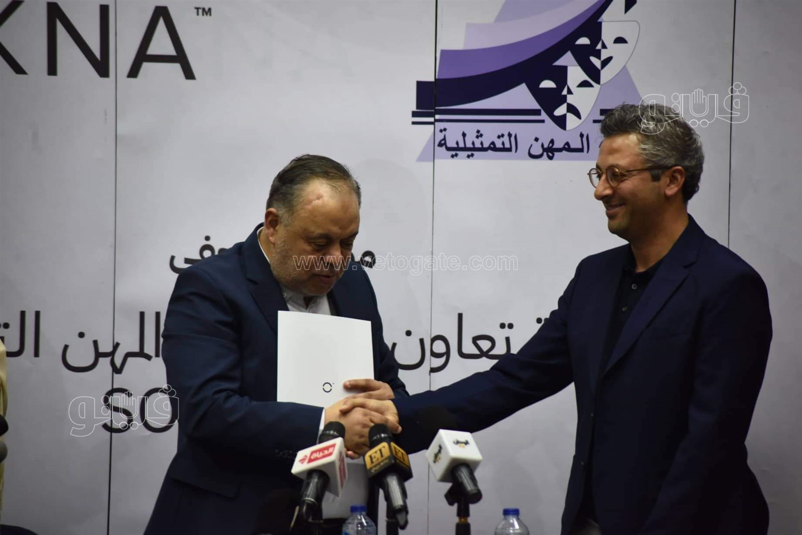 توقيع عقود (3)