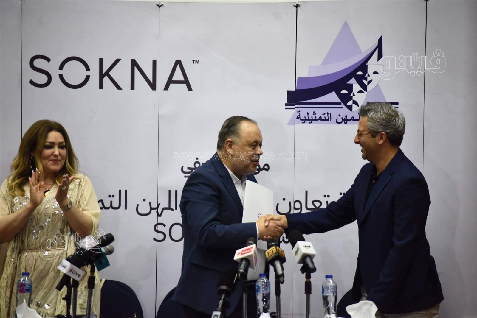 توقيع عقود (1)