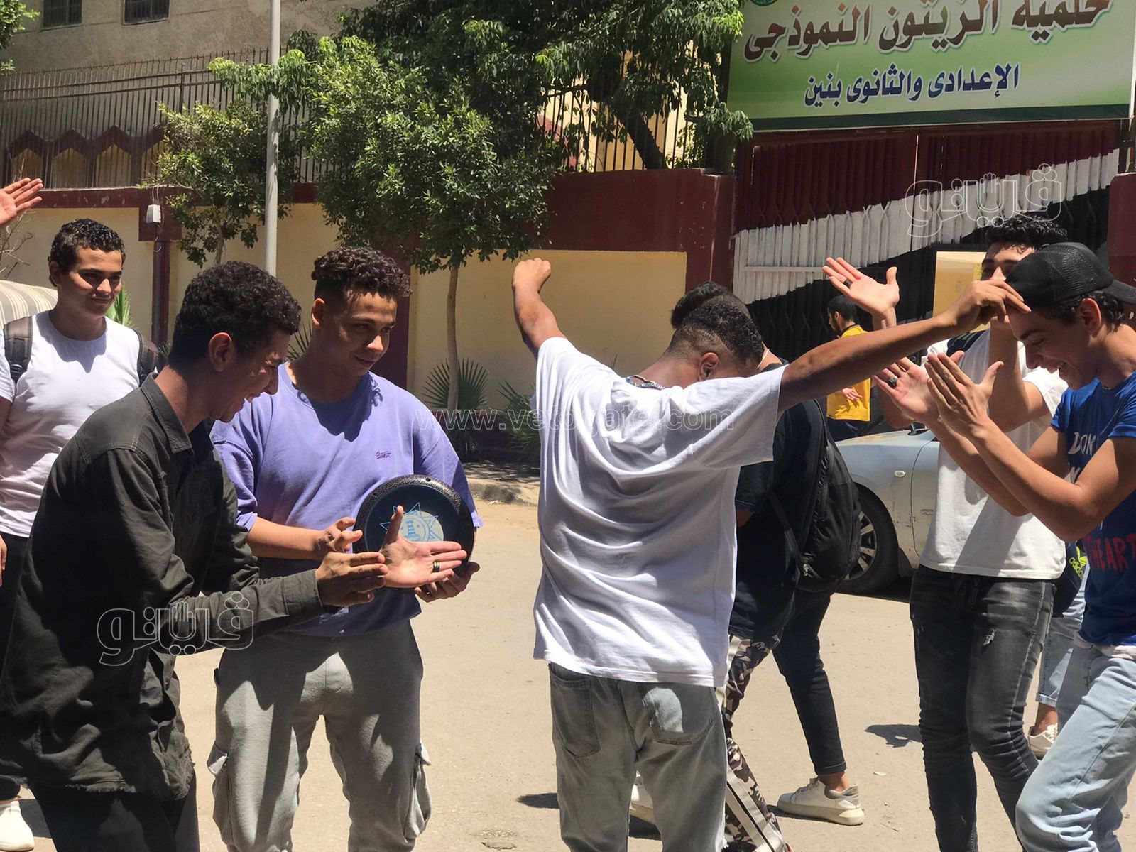 بالطبل والرقص.. احتفال طلاب الثانوية الأزهرية بانتهاء الامتحانات (1)
