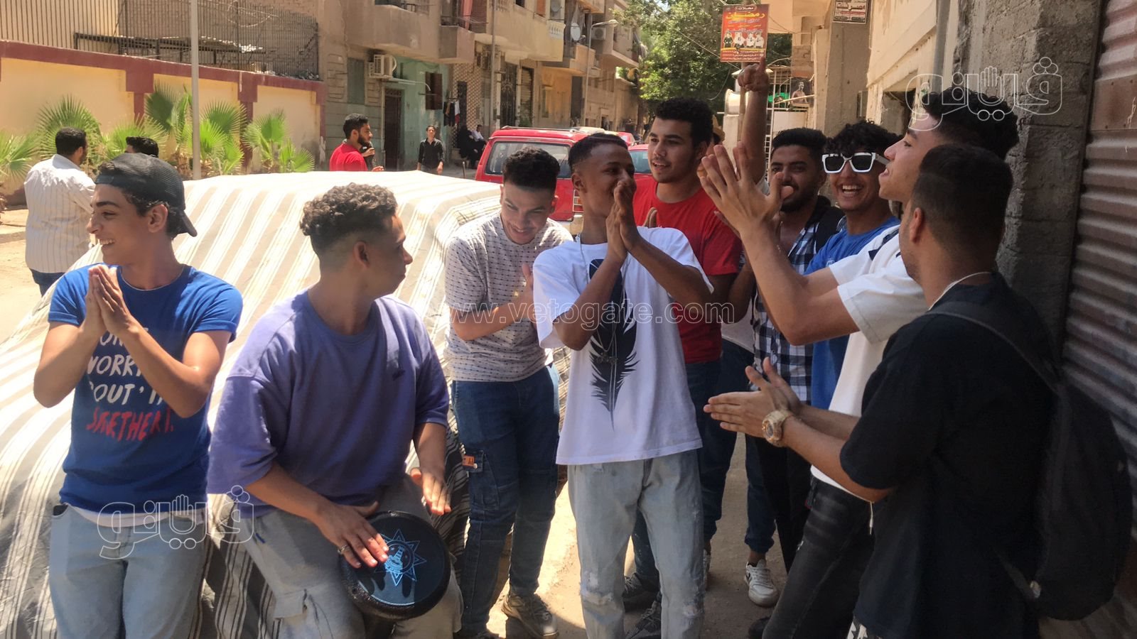 بالطبل والرقص.. احتفال طلاب الثانوية الأزهرية بانتهاء الامتحانات (2)