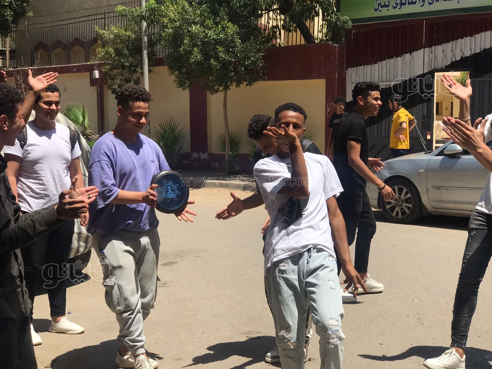 بالطبل والرقص.. احتفال طلاب الثانوية الأزهرية بانتهاء الامتحانات (4)