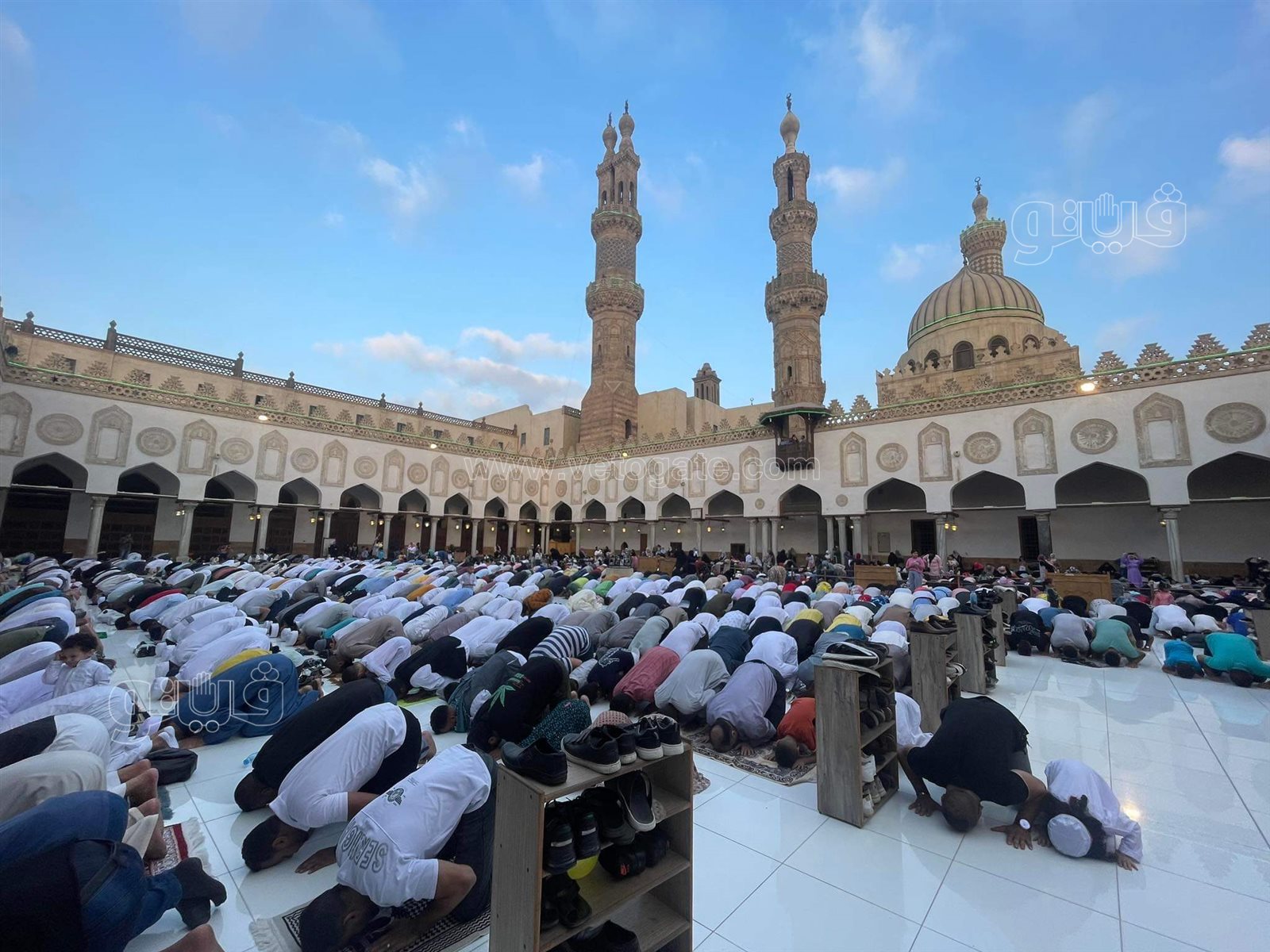 . مئات الرجال والنساء يؤدون صلاة العيد بالجامع الأزهر (1)