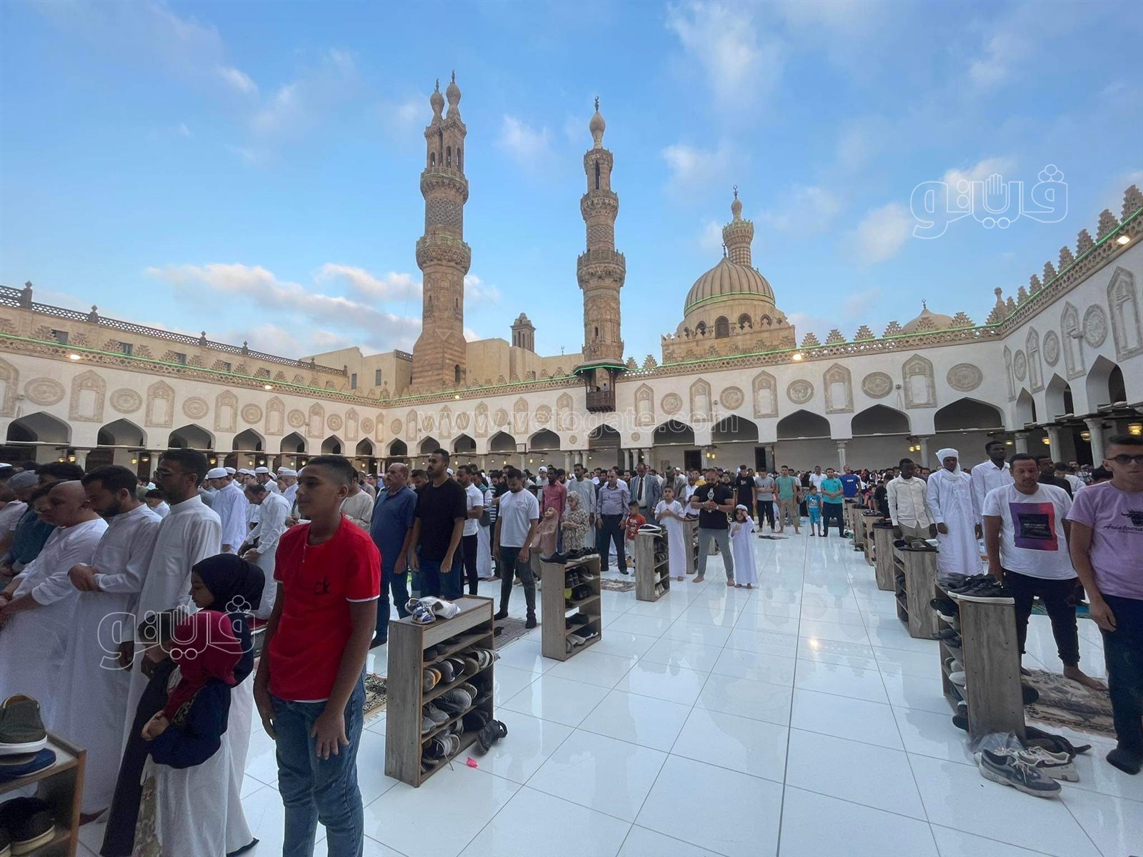 . مئات الرجال والنساء يؤدون صلاة العيد بالجامع الأزهر (2)