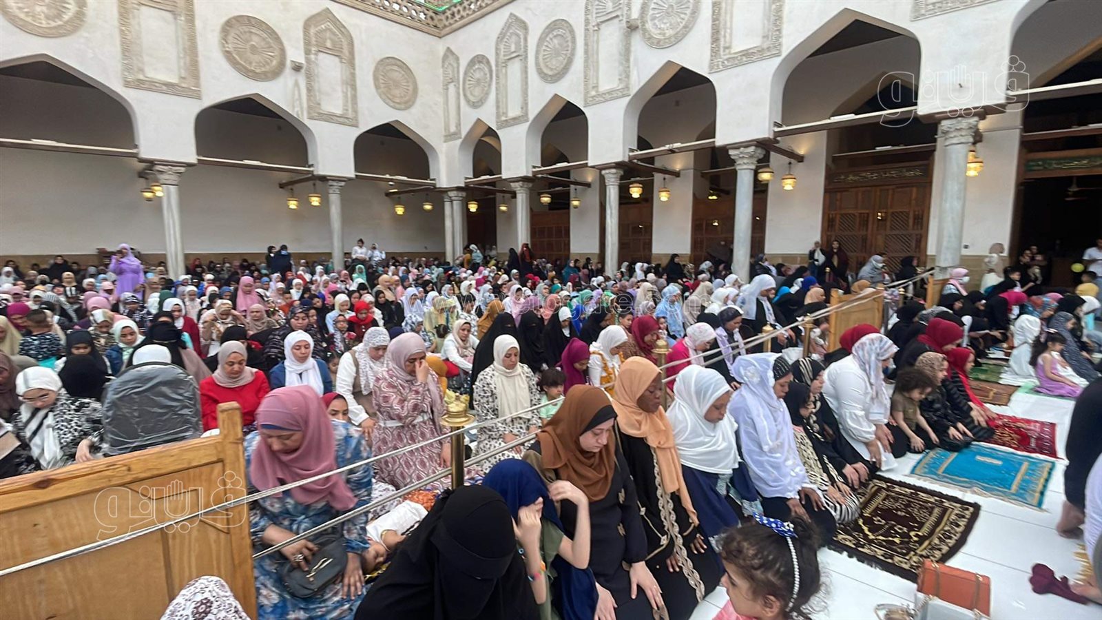 . مئات الرجال والنساء يؤدون صلاة العيد بالجامع الأزهر (3)