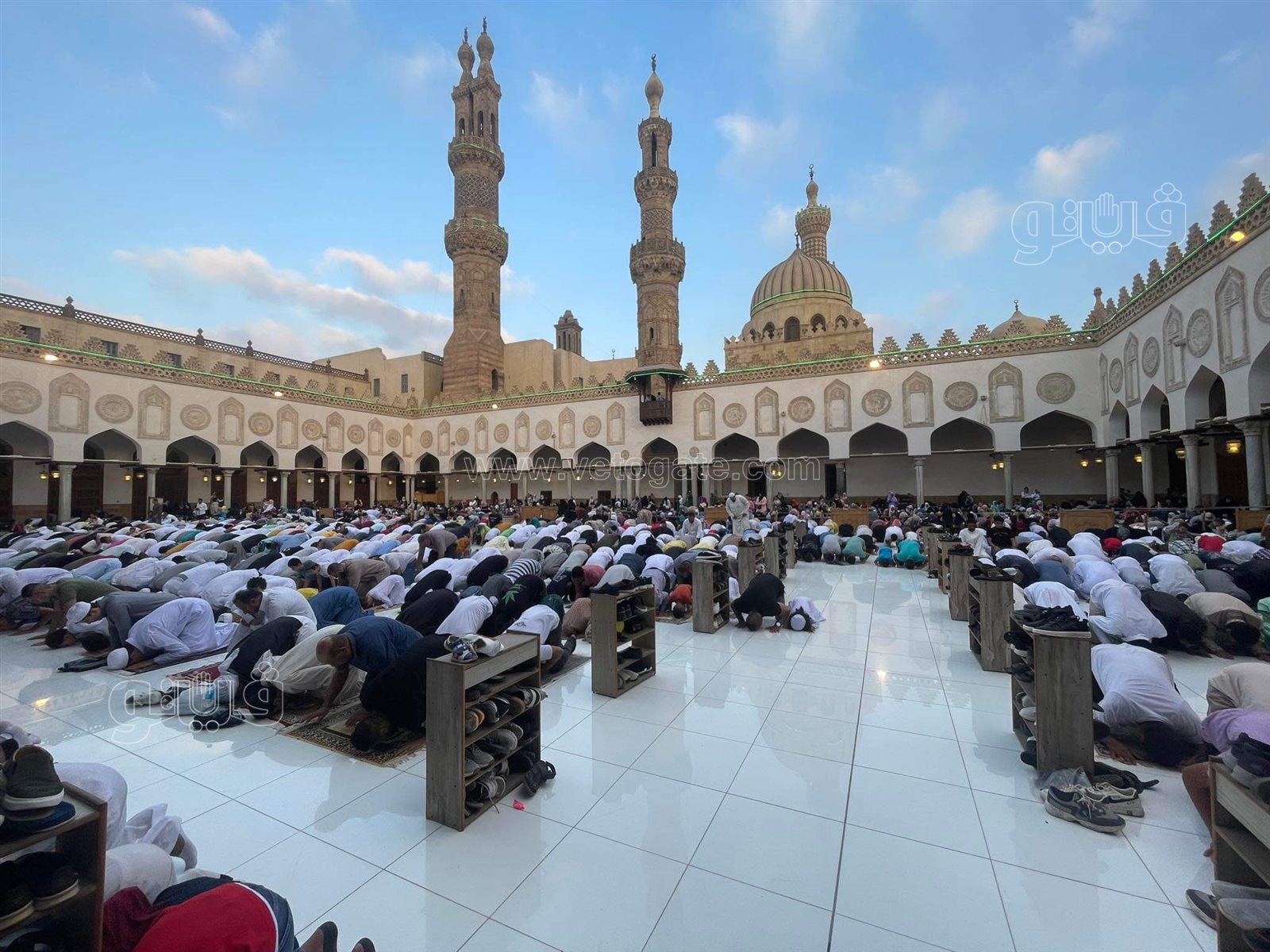 . مئات الرجال والنساء يؤدون صلاة العيد بالجامع الأزهر (4)