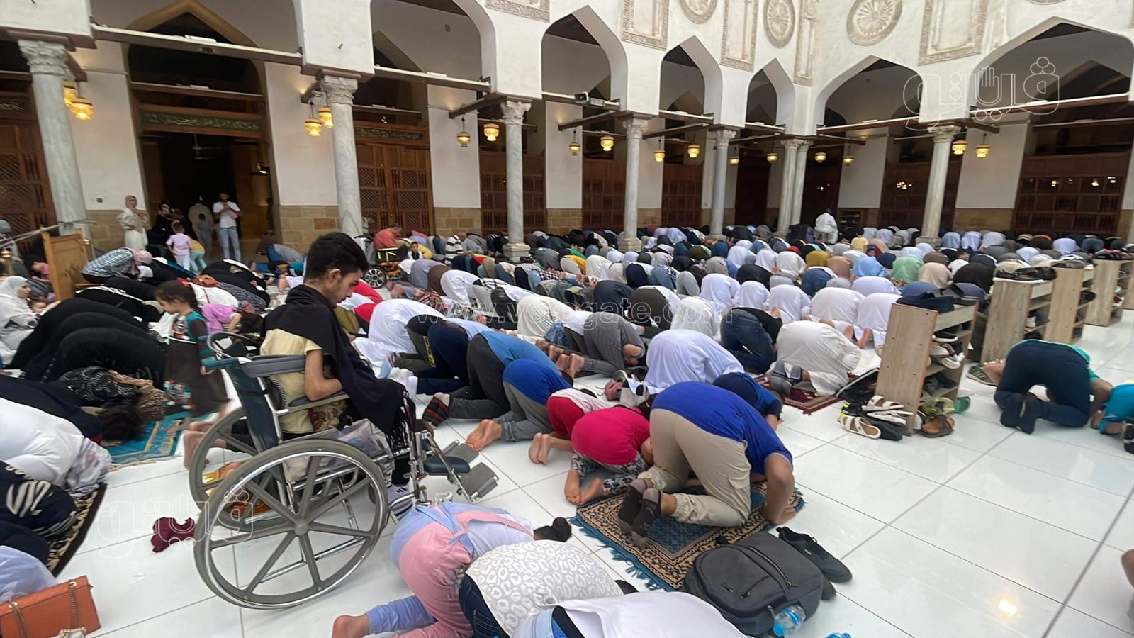 . مئات الرجال والنساء يؤدون صلاة العيد بالجامع الأزهر (5)