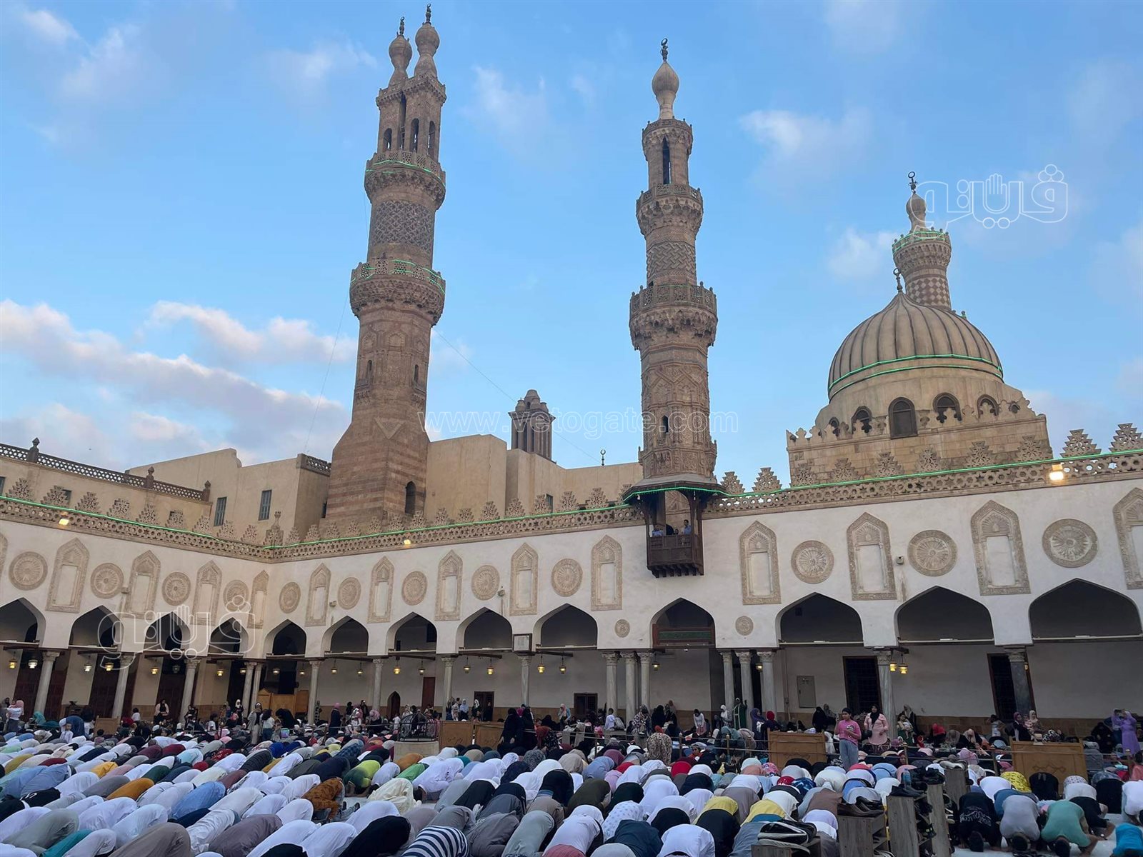 . مئات الرجال والنساء يؤدون صلاة العيد بالجامع الأزهر (6)