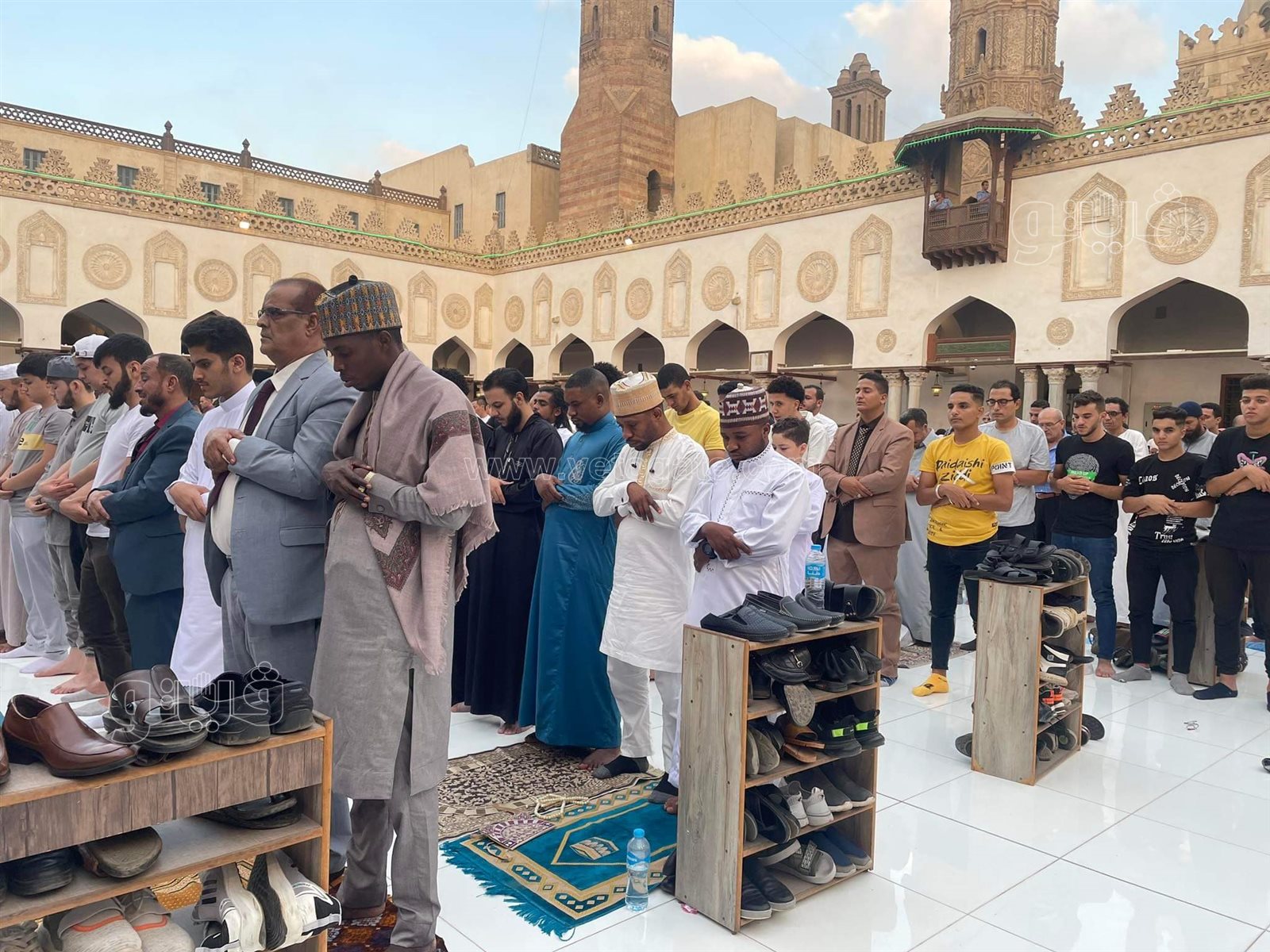 . مئات الرجال والنساء يؤدون صلاة العيد بالجامع الأزهر (7)