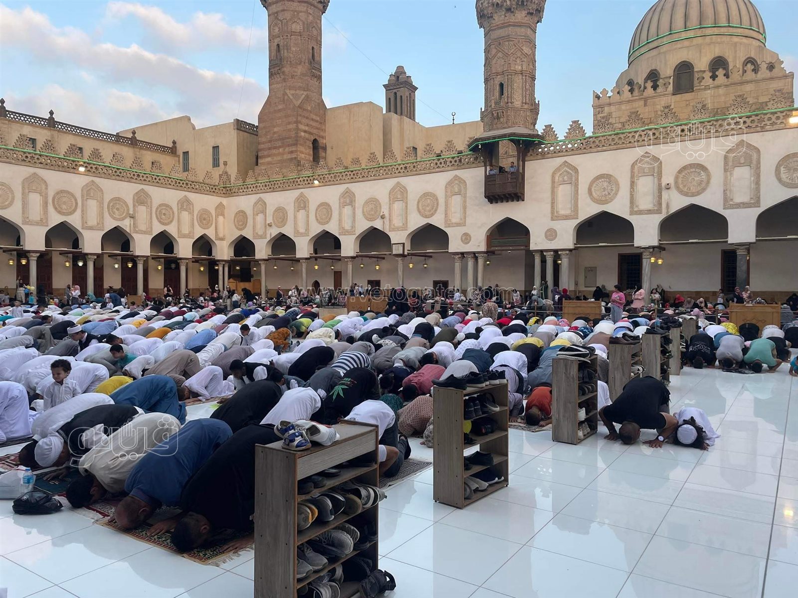 . مئات الرجال والنساء يؤدون صلاة العيد بالجامع الأزهر (8)