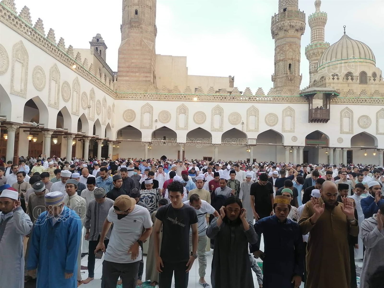. مئات الرجال والنساء يؤدون صلاة العيد بالجامع الأزهر (9)