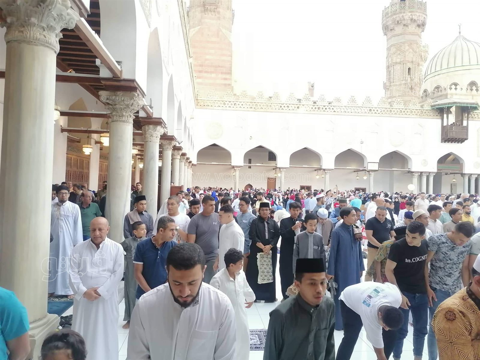 . مئات الرجال والنساء يؤدون صلاة العيد بالجامع الأزهر (11)