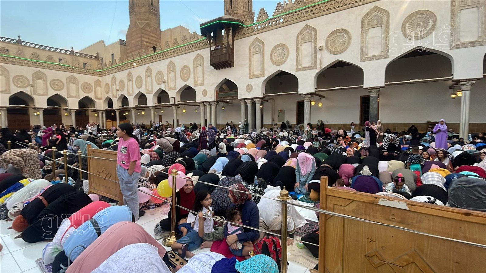 . مئات الرجال والنساء يؤدون صلاة العيد بالجامع الأزهر (12)