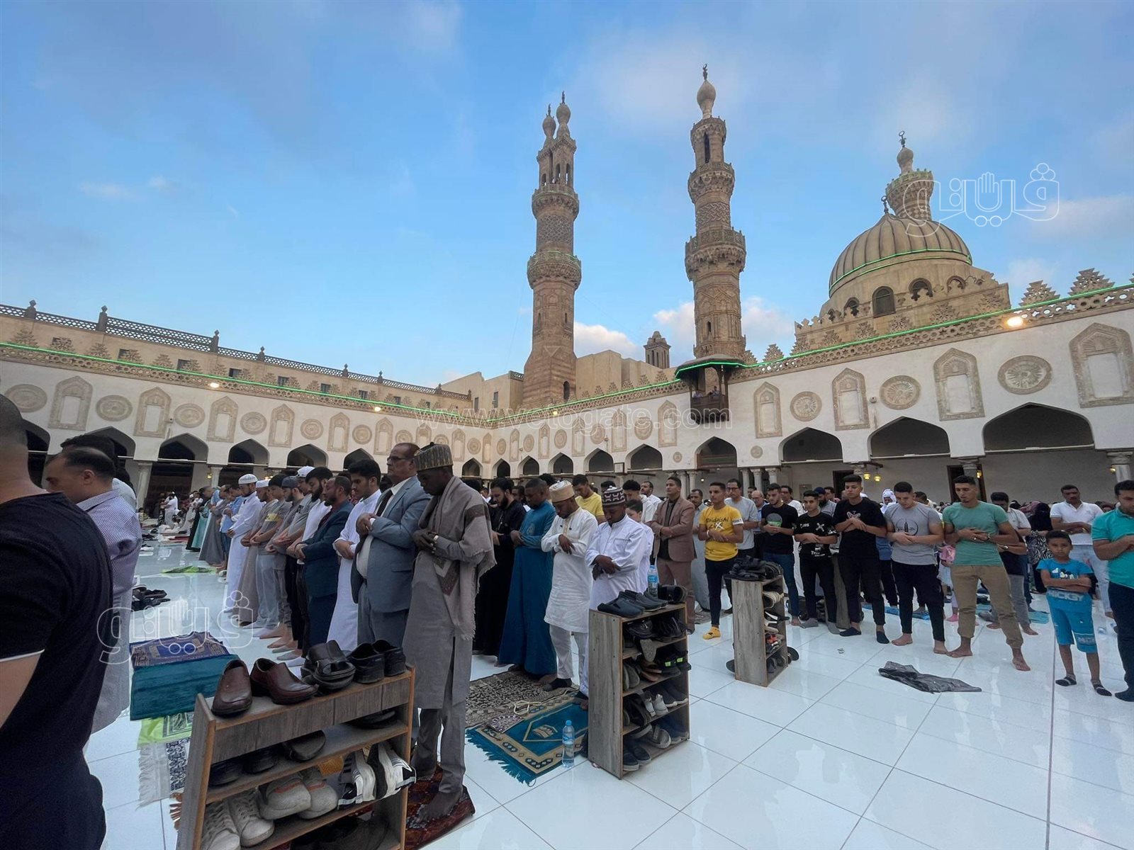 . مئات الرجال والنساء يؤدون صلاة العيد بالجامع الأزهر (13)
