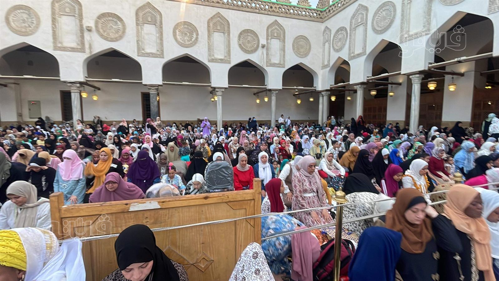 . مئات الرجال والنساء يؤدون صلاة العيد بالجامع الأزهر (14)