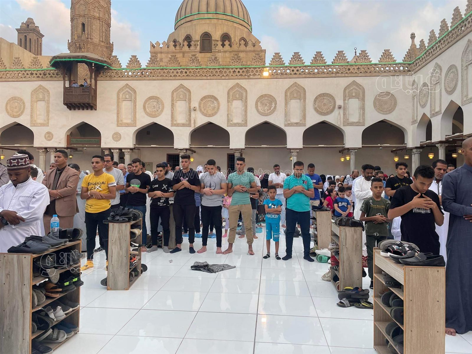 . مئات الرجال والنساء يؤدون صلاة العيد بالجامع الأزهر (16)