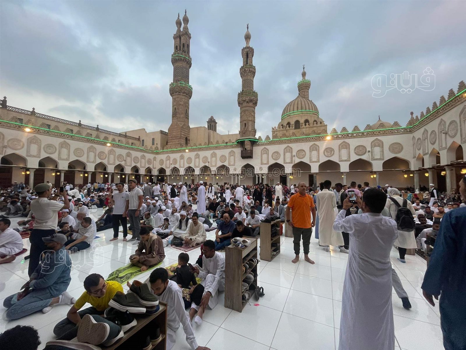 . مئات الرجال والنساء يؤدون صلاة العيد بالجامع الأزهر (17)